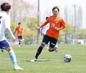 練習試合でプレーするＭＦ星雄次＝聖籠町