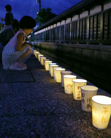 戦後80年］キャンドル400個に願った平和、「世界中のみんなが笑顔で