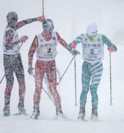 男子リレー　３走宮下幸大（左）がアンカー我田平にリレー