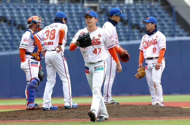 ５失点で降板するオイシックス先発の笠原祥太郎＝エコスタ