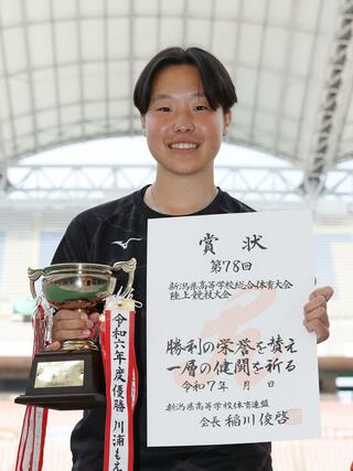 女子砲丸投げ決勝　表彰台で笑顔の川浦もえ（開志国際）＝２９日、新潟市中央区清五郎のデンカビッグスワン