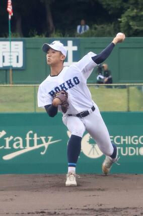 先発した六日町の佐藤球士。６回途中まで投げ、１０三振を奪った＝７月１７日、長岡市悠久山