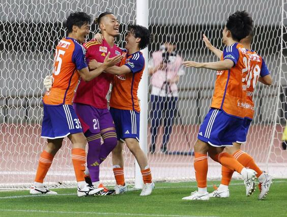 新潟ー北九州 PK戦で北九州を下し、喜ぶ新潟のGK阿部航斗ら=ビッグスワン