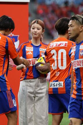 選手に声援を贈ろうとかけつけた本県出身の俳優・馬場ふみかさん＝７月２０日、デンカビッグスワン