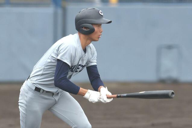 中越－若狭　１回無死一、三塁、中越の渡邊櫂史が先制の適時二塁打を放つ＝魚津桃山運動公園野球場