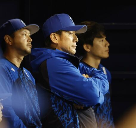 DeNA-阪神 5回、試合を見守るDeNA・三浦監督(中央)=エコスタ