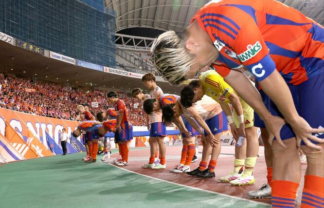 町田に完敗し、試合終了後にサポーターの前で頭を下げる新潟イレブン＝ビッグスワン