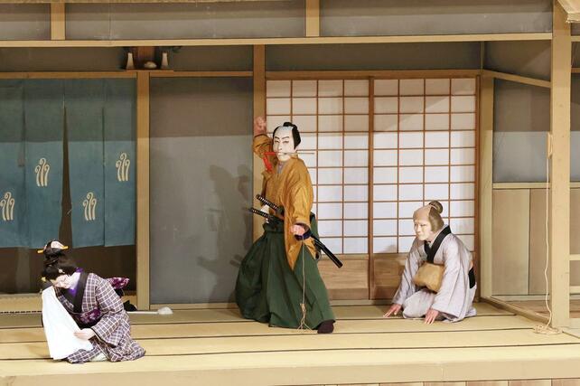 「双蝶々曲輪日記　引窓」の一場面。人の世の義理と情愛の間で葛藤する家族の物語を住民たちが熱演した＝１１日、魚沼市干溝