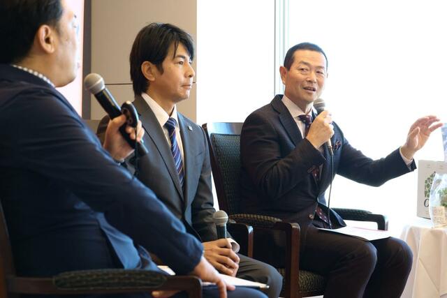 就任会見のトークセッションでビジョンを語るオイシックス新潟アルビレックスＢＣ桑田真澄ＣＢＯ（右）。中央は武田勝監督＝１８日、東京ドームホテル