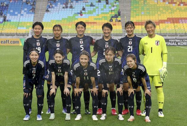 中国戦に臨む女子日本代表イレブン。（前列左から）北村、中嶋、滝川、吉田、成宮、（後列左から）樋渡、山本、高橋、嶋田、石川、ＧＫ平尾＝水原（共同）