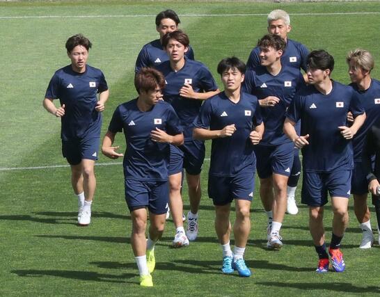 前日練習でランニングをする三戸舜介(左端・スパルタ)=ボルドー