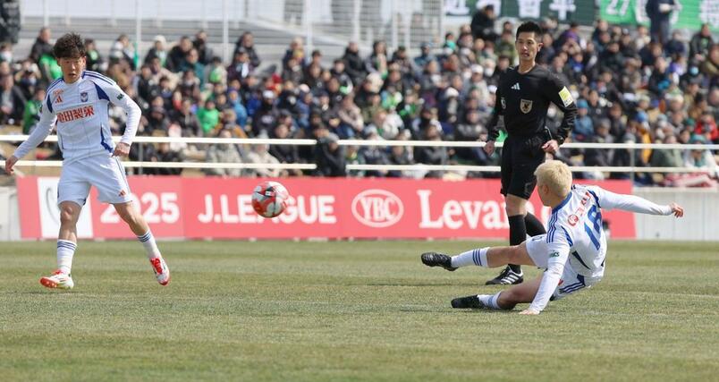 前半、FW小見洋太が先制ゴールを決める=プラスタ