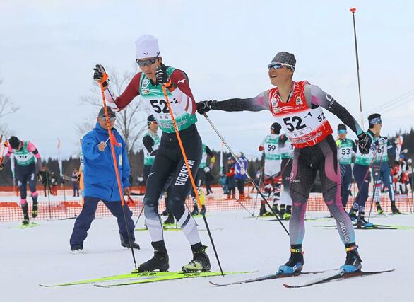 距離成年男子リレーで3位の新潟県。1走の宮尾祐司(右)が1位で2走の滝沢育矢へタッチ=秋田県