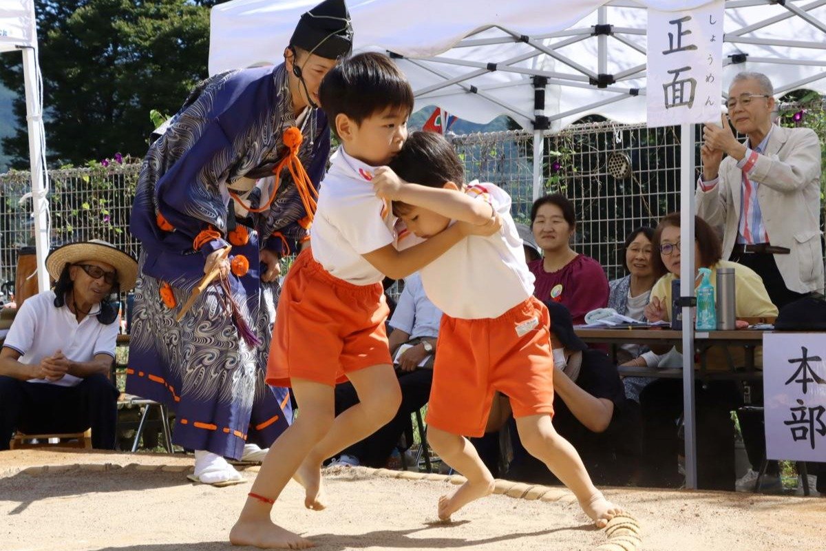 園庭の土俵で元気いっぱいに「はっけよい」！ 胎内市のきすげこども園 