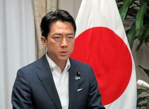 記者会見する小泉防衛相=12日午前、国会