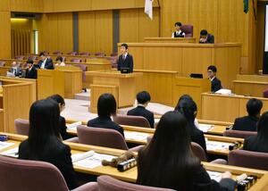 新潟大付属新潟中の生徒が模擬市議会を行った主権者教育=新潟市役所