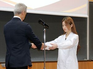 若者の薬物乱用防止を図る活動を始め、委嘱状を受け取る学生=7月4日、新潟市秋葉区