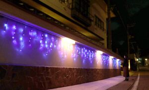 イルミネーションで彩られている岩室温泉の街並み＝新潟市西蒲区