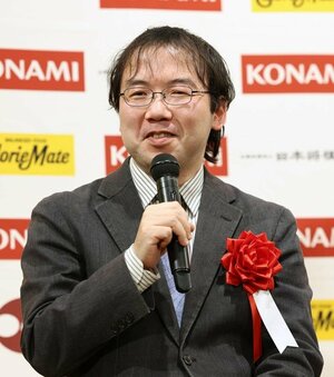 第50期棋王戦第3局で大盤解説を務める飯島栄治八段=3月1日、新潟市中央区の新潟グランドホテル