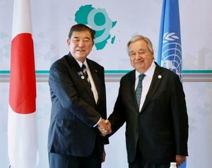 会談前に握手する国連のグテレス事務総長(右)と石破首相=20日午後、横浜市(代表撮影)