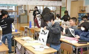 冬休みに取り組んだ書き初めや課題を提出する児童たち=1月8日、日和山小学校