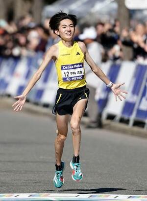 2時間6分14秒の男子5位でゴールする平林清澄=大阪城公園