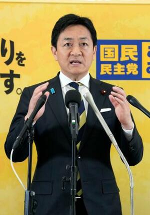 　独自に作成した「スパイ防止法案」を衆院へ再提出後、記者会見する国民民主党の玉木代表＝１０日午前、国会