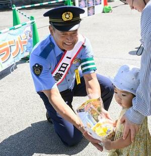 栃木県警小山署の一日署長に就任し、交通安全グッズを配布する神山雄一郎さん=21日
