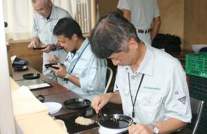 2025年産の佐渡米の初検査=10日、佐渡市宮川