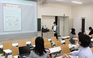 これまでの学びを生かして作った保健便りを発表する学生=新潟市西区五十嵐2の町