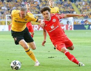 　ドレスデン戦で競り合うマインツの佐野（右）＝ドレスデン（共同）
