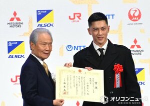 プロスポーツ大賞殊勲賞を受賞した小田凱人選手（右） （C）ORICON NewS inc.