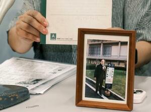 赤木俊夫さんの遺影を前に取材に応じる妻雅子さん=25日午前、大阪市北区