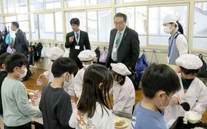 山倉小を視察した新潟県教育委員会の関係者ら=聖籠町山倉