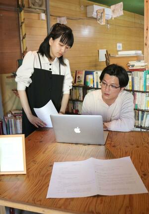 若年層のひきこもり支援事業に取り組む「フリースクール ラック」室長の長澤慶太さん(右)と、スタッフの原菜々花さん=加茂市駅前