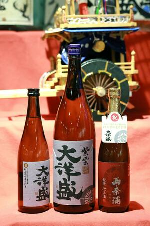 大洋酒造が扱う記念酒の「西奈彌」（右）と記念ラベルの「紫雲」