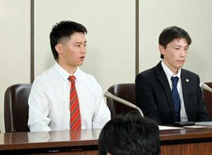 　日本スポーツ仲裁機構に仲裁を申し立て、記者会見する日大「アメリカンフットボール有志の会」の酒井佑昌さん（左）＝２６日午前、東京都千代田区