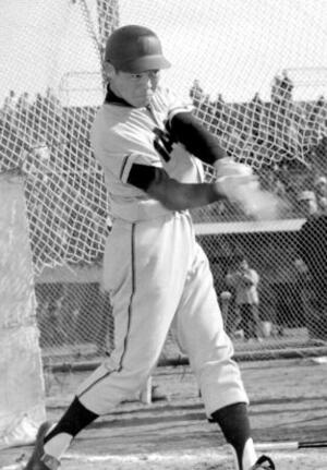 捕手での大洋入団から間もない頃の松原誠さん。プロ５年目の１９６６年は主に一塁手で出場し、初めて規定打席に到達した。