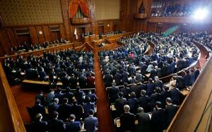 首相指名選挙が行われた衆院本会議。臨時国会では、国会議員定数の削減が大きな焦点となる=21日午後1時1分