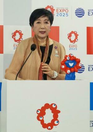大阪・関西万博の視察後、取材に応じる東京都の小池百合子知事=28日午後、大阪市此花区の夢洲