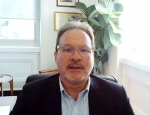 　オンラインでインタビューに答える、シドニー大米国研究センターのマイケル・グリーン所長（共同）