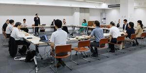 民間事業者が参加した県の結婚支援施策推進会議=8月5日、県庁
