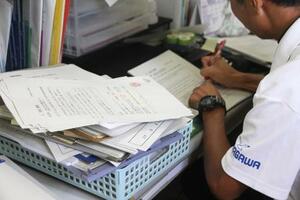 授業で配ったプリントを添削。一人一人にコメントを書く