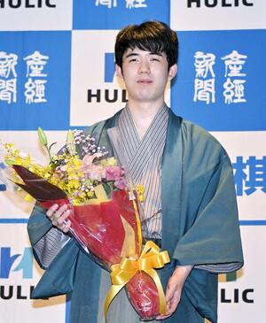 第94期棋聖戦を制し、花束を手に笑顔を見せる藤井聡太棋聖=7月18日、新潟市