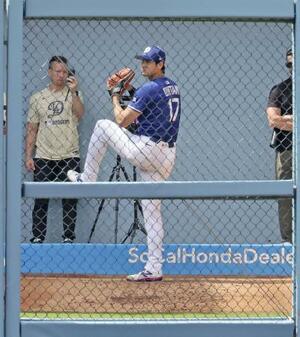 ブルペンで投球練習するドジャース・大谷=14日、ロサンゼルス