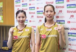 ポーズをとる志田千陽(左)、松山奈未組=16日、東京都内