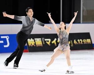 所属先の木下グループの入社式で演技を披露する三浦璃来(右)、木原龍一組=13日、東京都立川市