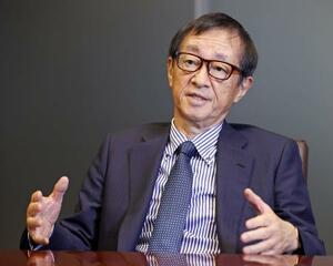 インタビューに答える日本製鉄の橋本英二会長