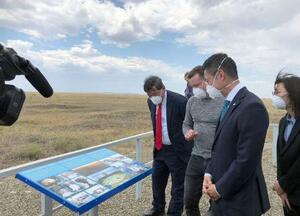 カザフスタンのセミパラチンスク核実験場跡地を視察する広島県の湯崎英彦知事(右から2人目)=17日(県提供)