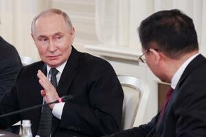 19日、ロシア北西部サンクトペテルブルクで各国通信社の代表らと会見するプーチン大統領(タス=共同)